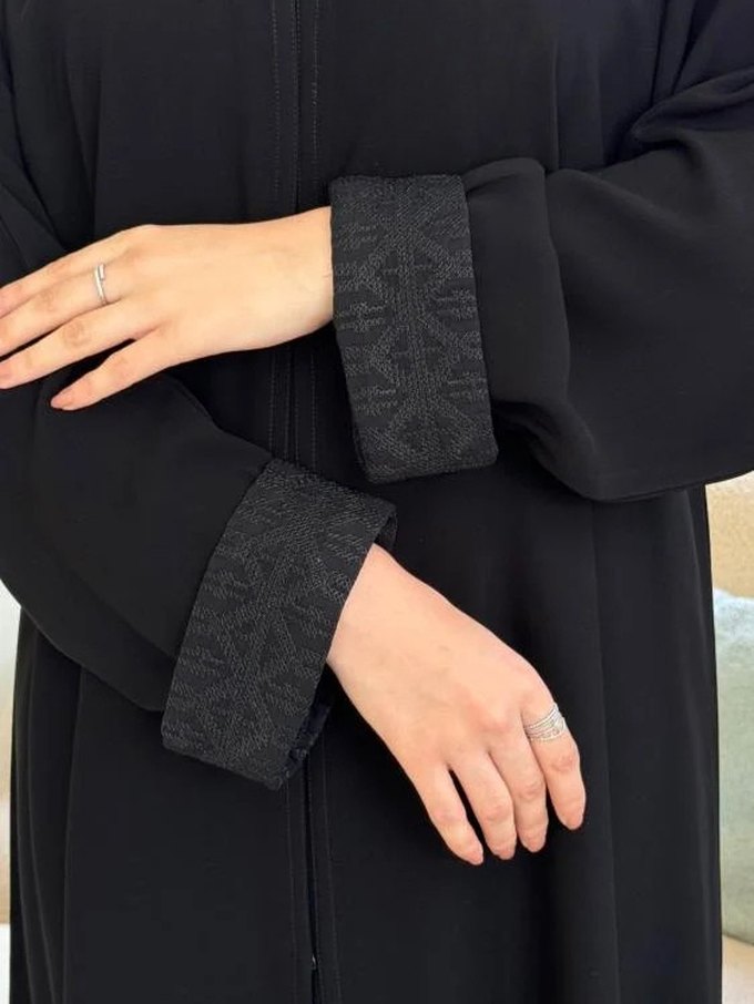 عباءة أصداء — أساور جاكار على كريب مطفأ