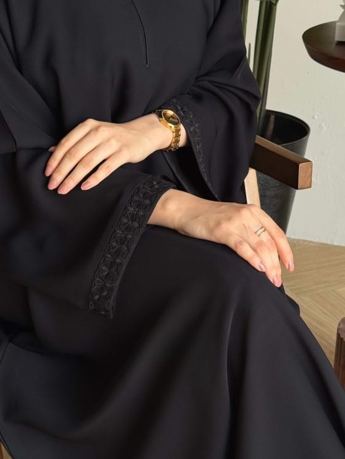 عباءة سكون — أساور مطرّزة بنفس اللون