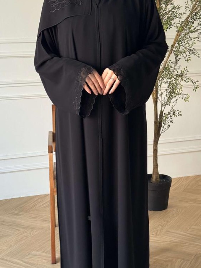 عباءة مسار — تول مموّج مرصّع بالخرز
