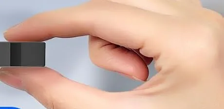 سُمك OTag بين صبعين